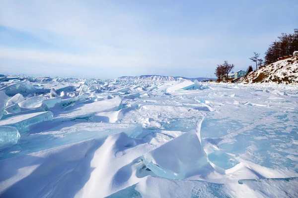Stapels Blauwe Ijsfragmenten Bedekt Met Sneeuw Bevroren Baikalmeer Winter Stockafbeelding