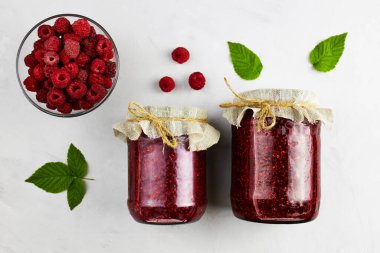Kavanozlar dolusu ahududu reçeli ve arka planda taze böğürtlen. Üst Manzara. Yüksek kalite fotoğraf