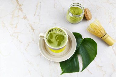 Yeşil çay, kibrit suyu, kibrit tozu ve arka planda çırpma. Japon çay töreni konsepti..