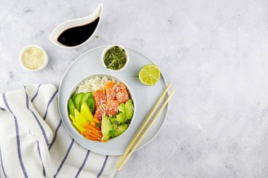 Somon, pirinç, avokado, salatalık, mango, mikro yeşil, havuç ve soya sosuyla karıştırın. Hawaii diyet yemekleri.