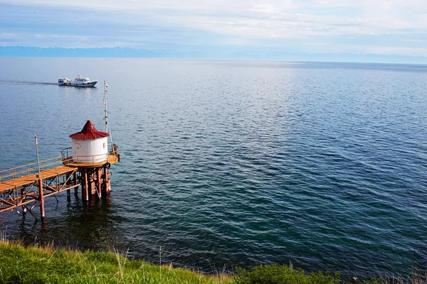 Lago Baikal em um dia de verão. Aldeia Listvyanka. O navio transporta turistas. — Fotografia de Stock