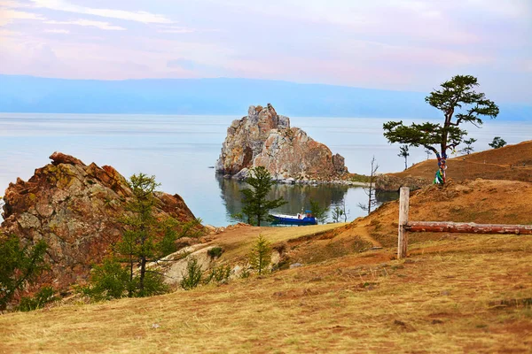 Olkhon Adası 'ndaki Burhan Burnu ya da Şamanka Kayası' nın güzel manzarası. Baykal Gölü yaz akşamında, gün batımında.