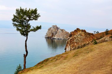Olkhon Adası 'ndaki Burhan Burnu ya da Şamanka Kayası' nın güzel manzarası. Baykal Gölü yaz akşamında. Yüksek kalite fotoğraf
