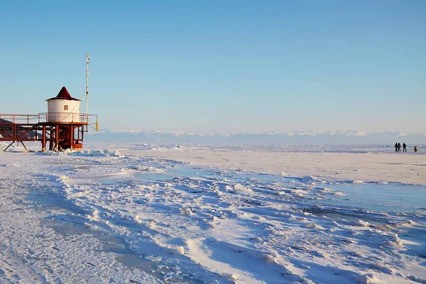 Donmuş Baykal Gölü 'nün güzel manzarası. Listvyanka Köyü — Stok fotoğraf
