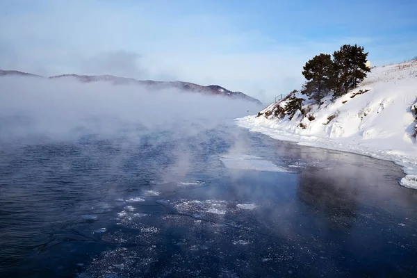 Gyönyörű táj. Köd az Angara folyón, hó a parton. Az egyetlen folyó, ami a Bajkál-tóból folyik. — Stock Fotó