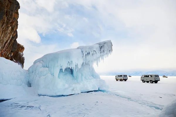 Озеро Байкал Зимой Камень Покрытый Красивыми Сосульками Заднем Плане Автомобили — стоковое фото