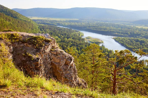 Belle Vue Falaise Aux Rochers Rivière Forêt Par Une Journée — Photo