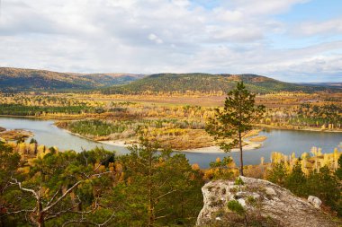 Uçurumdan nehre kadar güzel bir manzara, orman. Sonbahar manzarası, bulutlu gökyüzü. Yüksek kalite fotoğraf