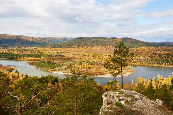 Uçurumdan nehre kadar güzel bir manzara, orman. Sonbahar manzarası, bulutlu gökyüzü. Yüksek kalite fotoğraf