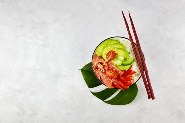 Avokado, somon, salatalık, biber ve kiraz domatesli dürtme kasesi. Balıklı Hawaii diyeti. Manzaralı. Boşluğu kopyala