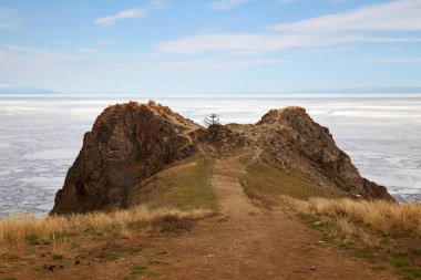Baharda Baykal Gölü 'nde buz kayması. Olkhon Adası, ünlü Cape Shunte-Left veya Aşk Burnu. 