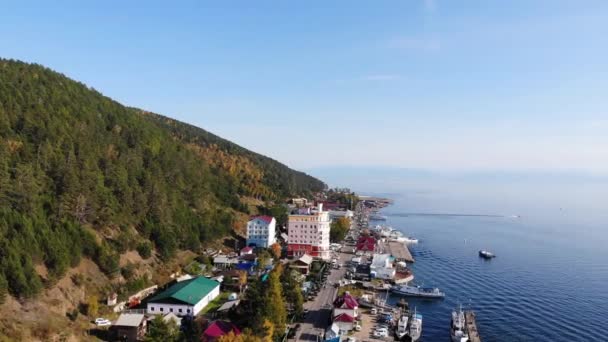 Lago Baikal en otoño. Pueblo de Listvyanka, vista aérea — Vídeo de stock