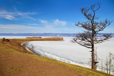 Baikal Gölü, Olkhon Adası baharda güneşli bir günde. Pelerinin ve Harantsi adasının güzel manzarası. Gölde eriyen buzların zamanı. 