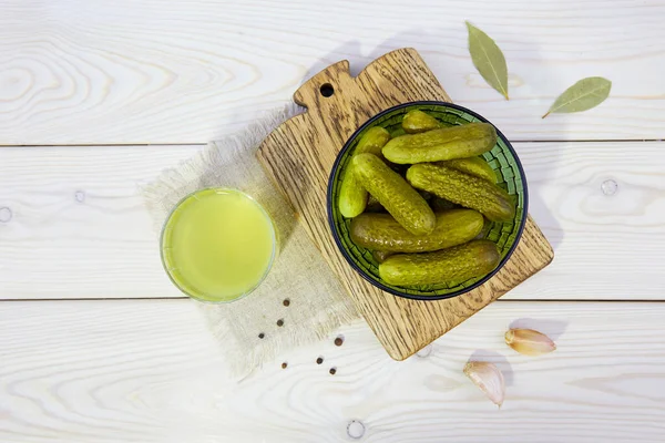 Inlagda Gurkor Keramisk Skål Pickles Juice Glas Vit Trä Bakgrund — Stockfoto