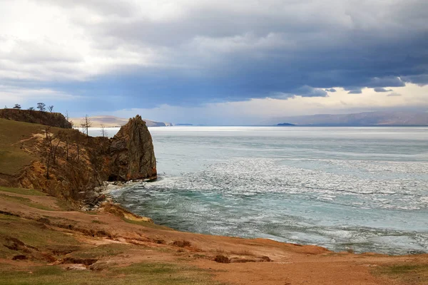 Cape Bogatyr egy felhős tavaszi napon, Olkhon Island. Bajkál-tó a jég olvadásakor. — Stock Fotó