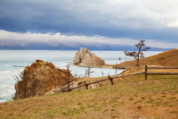 Beautiful view of Cape Burhan or Shamanka rock on Olkhon Island in the spring. Lake Baikal during the ice drift. — Stock Fotó