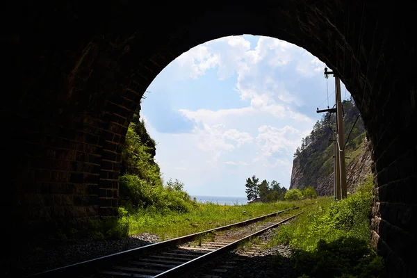 Pohled Starého Tunelu Jezeru Bajkal Železnice Břehu Jezera Krásná Letní — Stock fotografie