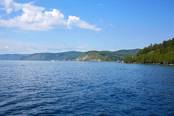 Baykal Gölü 'nde yaz günü. Dinvyanka köyü. Angara Nehri 'nin kaynağının görüntüsü. 