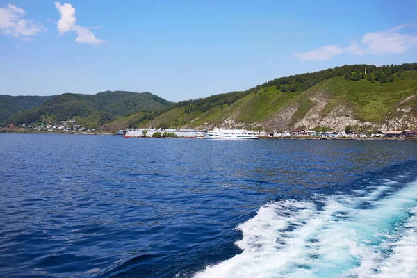 Lago Baikal em um dia de verão. Vista do porto do navio para o porto de Baikal — Fotografia de Stock