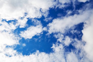 Mavi gökyüzünde kümülüs bulutları. Güzel doğal arka plan. Yüksek kalite fotoğraf