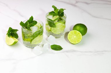 İki bardak mojito, arka planda hafif bir taş.. 