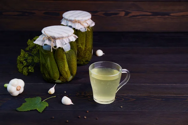 Inlagda Gurkor Burk Pickles Juice Glasmugg Mörk Träbakgrund Hemlagad Marinerad — Stockfoto