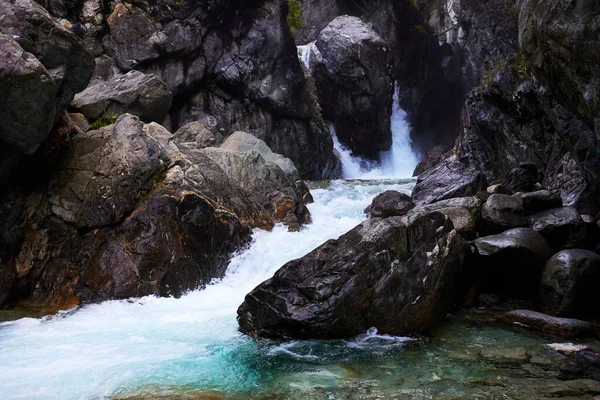 Kyngarga Nehri üzerinde alçak bir şelale, Arshan, Buryatia.