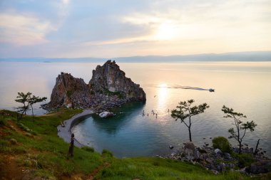 Baykal Gölü, Şamanka Kayası ya da Burkhan Burcu. Olkhon adasının üzerinde renkli bulutlarla dolu güzel bir manzara.. 