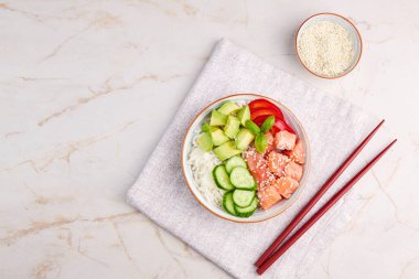 Hawaii ahi 'si, balıklı diyet yemeği. Somon, pirinç, avokado, salatalık, biber. Üst Manzara. Yakın plan.