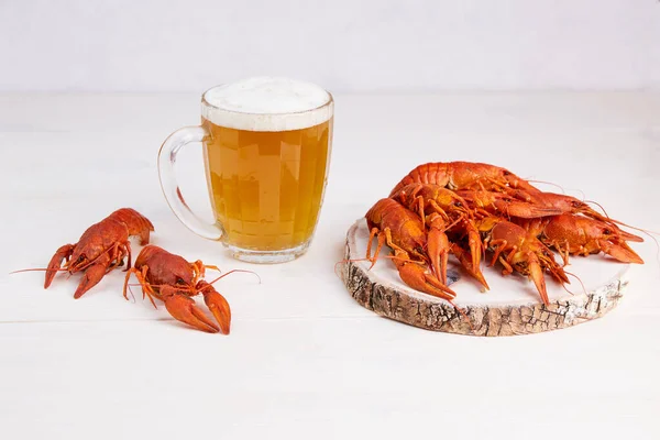 Uma Caneca Cerveja Leve Com Lagostim Cozido Uma Tábua Madeira — Fotografia de Stock