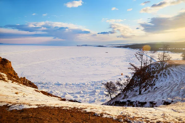 Lac Baïkal un matin d'hiver. Olkhon Island. Baie de Saraï, couverte de neige — Photo