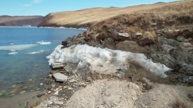 İlkbaharda göl kıyısında buzlar yüzer. Buz eritme zamanı, temiz su..