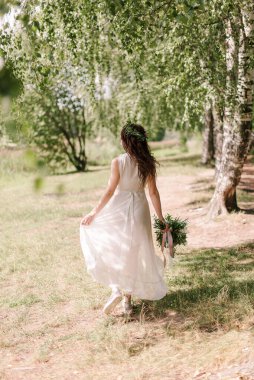 Yaz düğünü. Gelin geri döndü. Boho düğünü. Gelinin buketi.