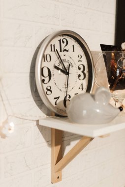 Saatlerce iç dekorasyon. Sıra dışı yuvarlak çalışma saatleri. Beyaz Duvar