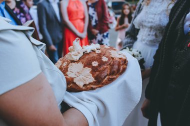 Elinde nikâh somunu tutan kadın. Rusya 'da düğün gelenekleri. Düğün günü.