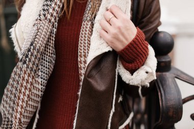 Yakından ceketin kol ve yakası. Kışlık elbiseli kız..