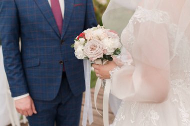 Gelin ve damat düğün gününün arka planında