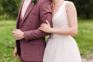 Güzel elbiseli karı koca kucaklaşır. Aşk ve kucaklaşma.