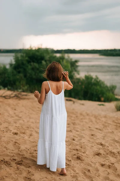 Flicka Vit Klänning Går Längs Sandstranden Sommarfotografering — Stockfoto