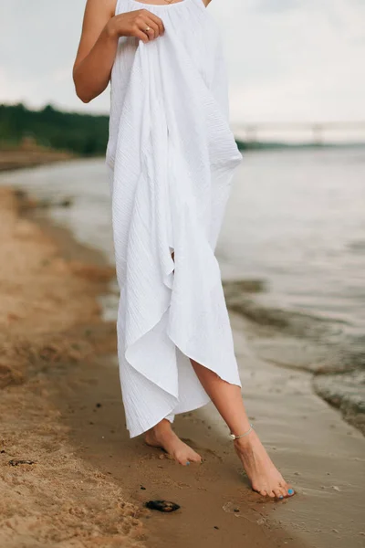 Barfota Flicka Stranden Flicka Vit Klänning Går Längs Stranden Sommar — Stockfoto