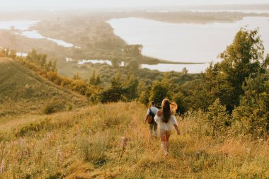 Erkek ve kadın çok güzel bir yerde yürüyorlar, yaz manzarası ve insanlar