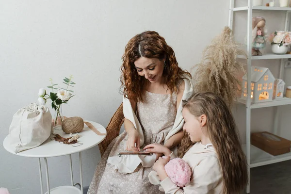 Mutlu anne ve kız çembere nakış işleme sürecinde