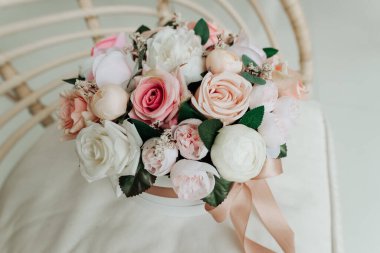 Beyaz bir yüzey üzerinde suni dekoratif çiçek buketi