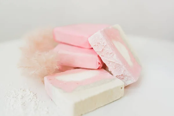 Domowe Ręcznie Robione Mydło Różowego Koloru Leży Białym Tle — Zdjęcie stockowe