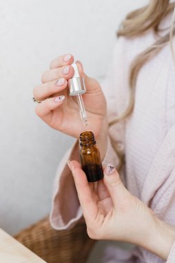 Doğal kozmetik kavanozu kadın ellerinde doğal güzellik suda yüzüyor.