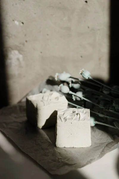 Ciekawe Ręcznie Robione Mydło Bieli Tle Ściany Kwiatów — Zdjęcie stockowe