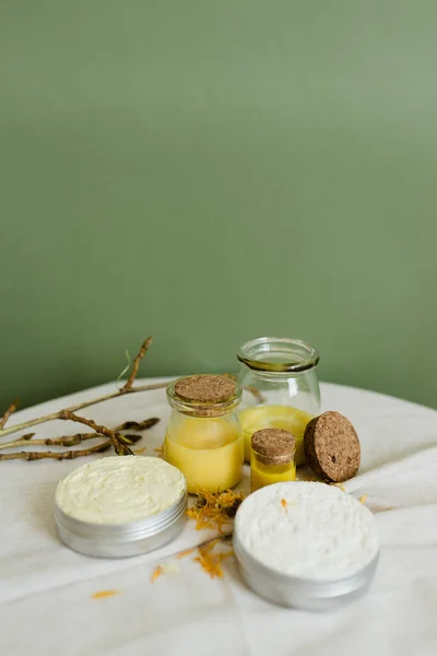 DIY tereyağı ve vücut kremi DIY doğal kozmetik bir masa üzerinde yeşil bir arka plan