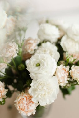 Dekoratif dekoratif çiçekler iç kısımda yakın plan çiçekler.