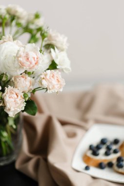 Dekoratif dekoratif çiçekler iç kısımda yakın plan çiçekler.