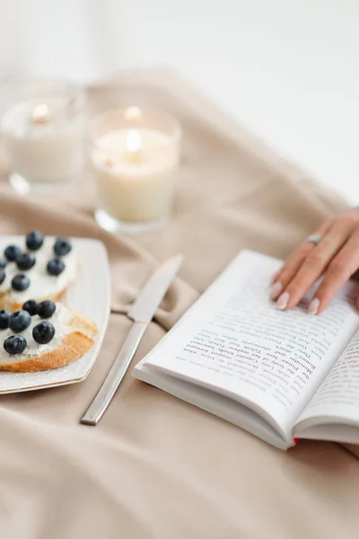 Відкриті Книжкові Бутерброди Ніж Столі Крупним Планом Мінімалізм — стокове фото